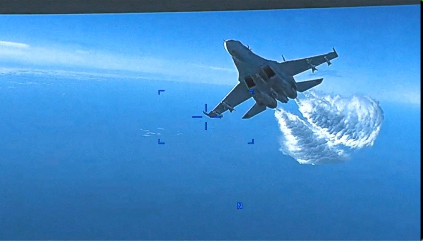 视频显示的屏幕截图ng 一架喷气式战斗机在空中航行，背后有云层。 