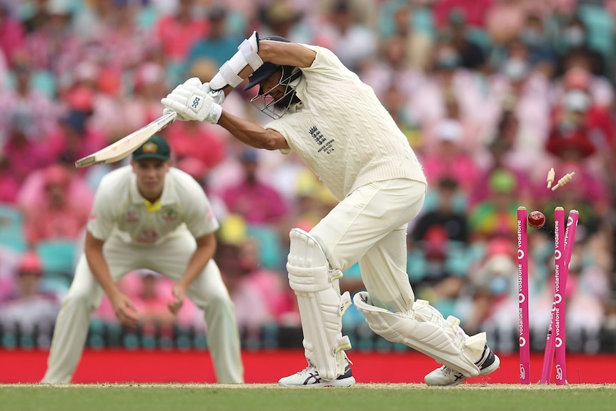 El bateador de Inglaterra, Haseeb Hameed, completa un tiro cuando la pelota de cricket golpea su muñón durante una prueba de cenizas en el SCG.