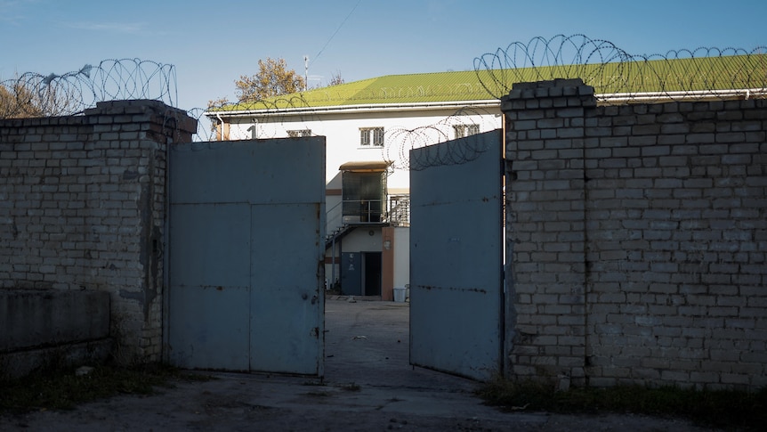 A view shows a preliminary detention centre with a green roof.