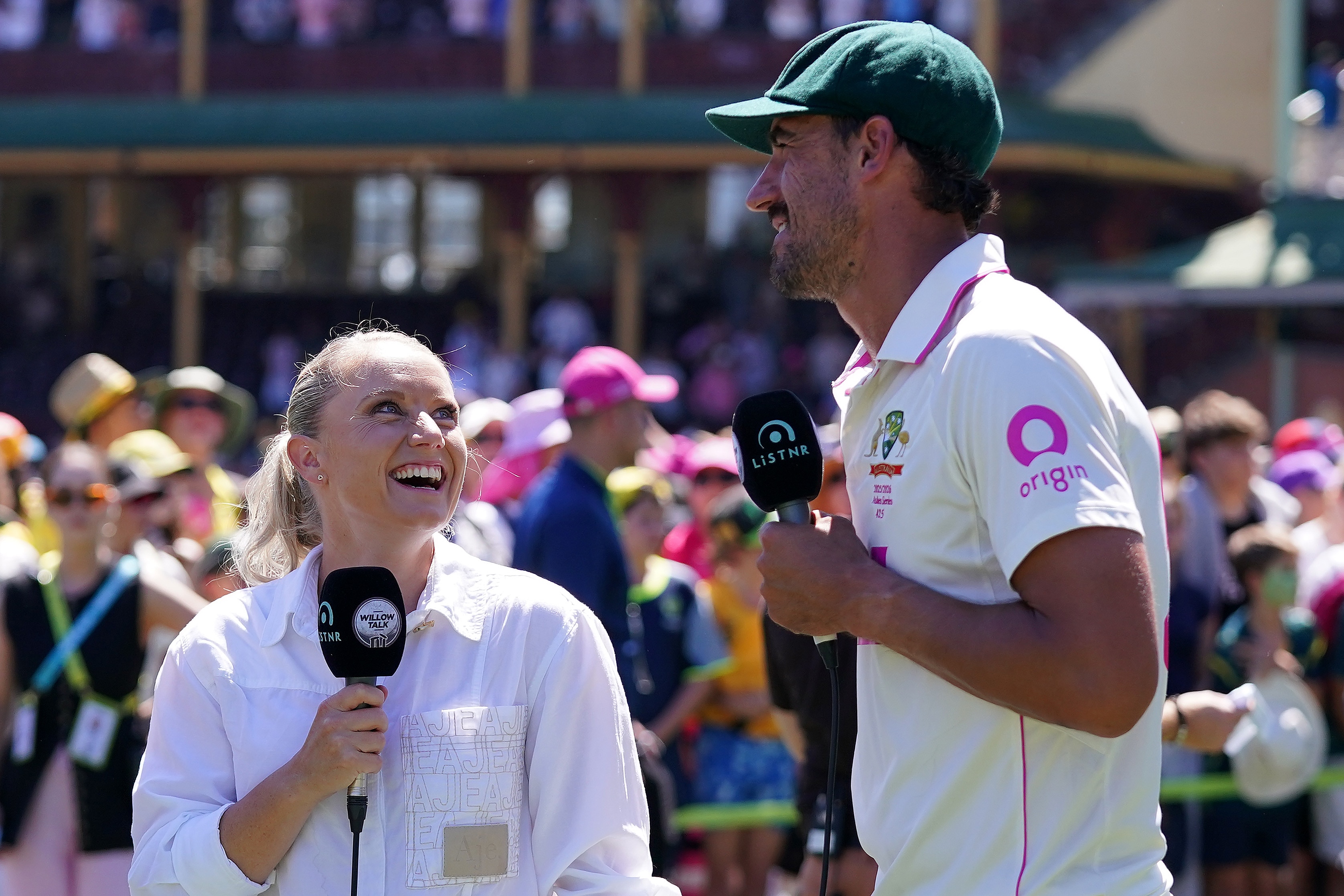 Alyssa Healy e Mitchell Starc riem durante uma entrevista após o Ashes masculino no SCG.