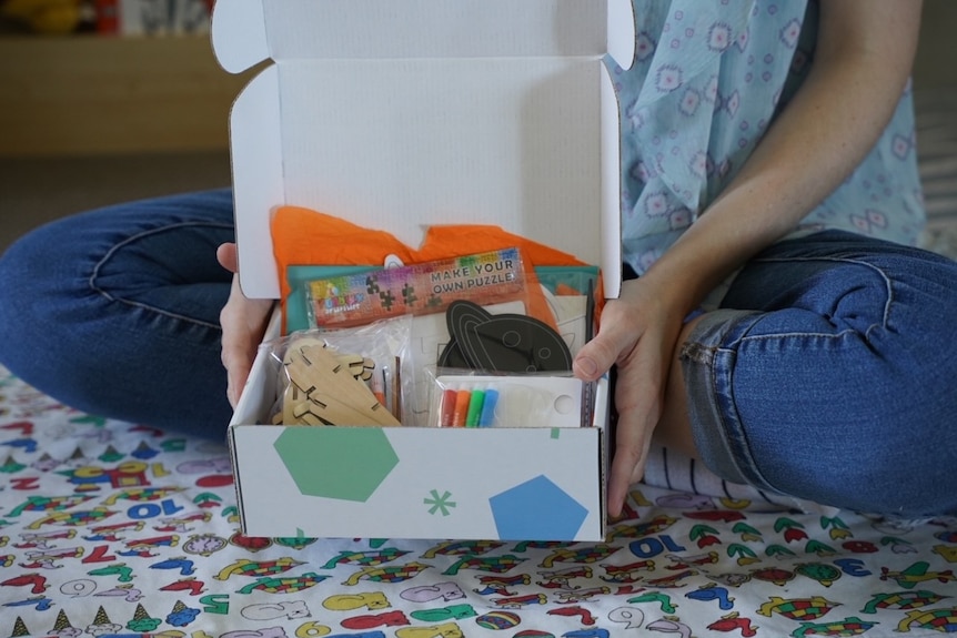 Кутия с цветни химикалки и моливи.