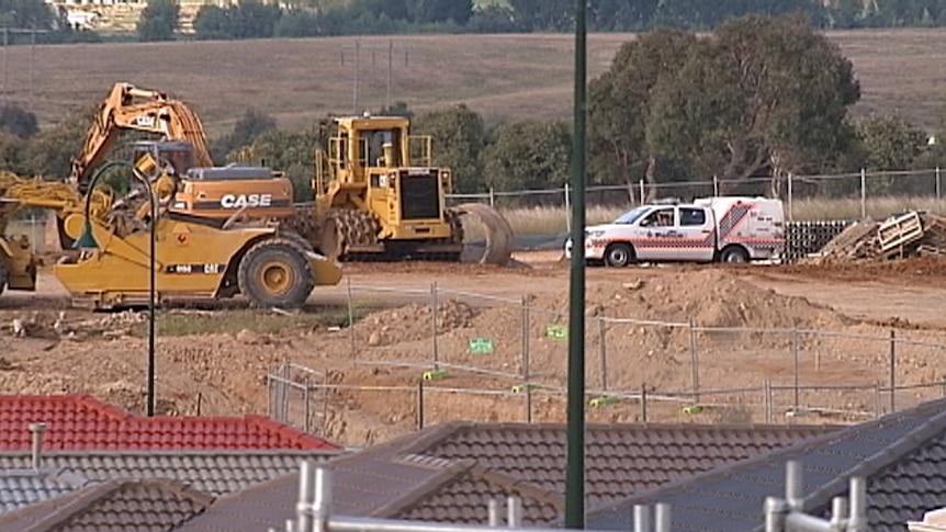 Police and work safety authorities are investigating a fatal accident which killed a 45-year-old construction worker at the West Macgregor housing estate.