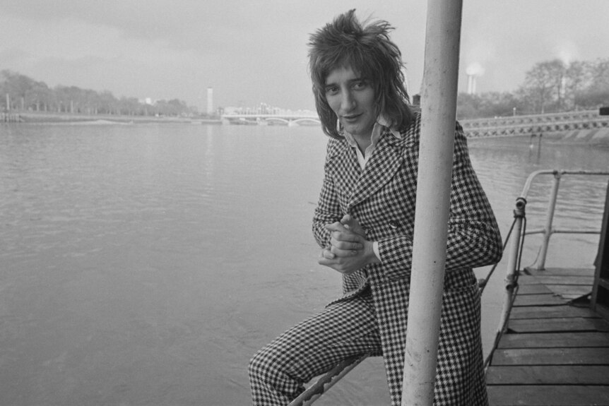 A black and white photo of Rod Stewart with a mullet. 