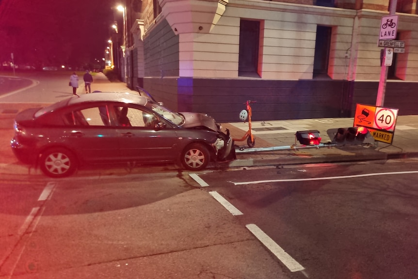 A car crashed into a traffic light.