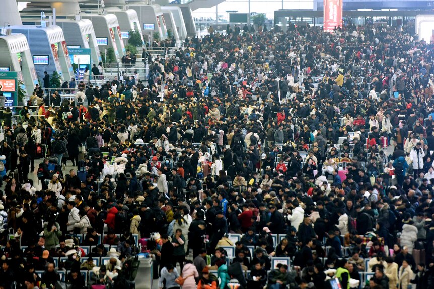 春节高峰期火车站经常人满为患。