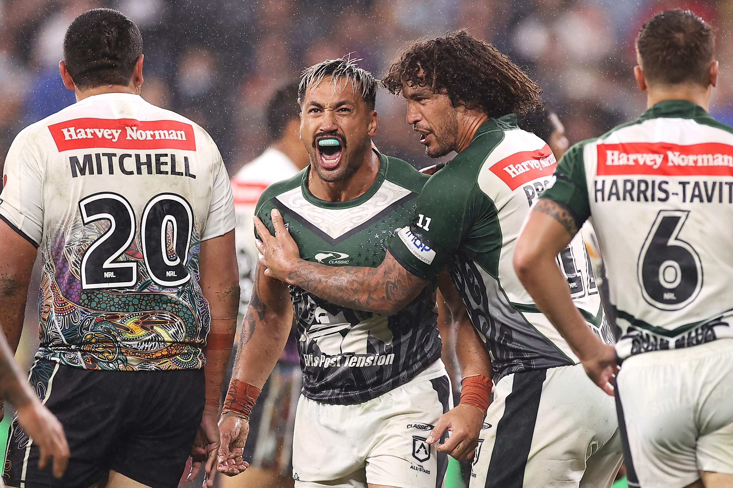 Dos hombres se felicitan tras una entrada en un partido de la liga de rugby. 