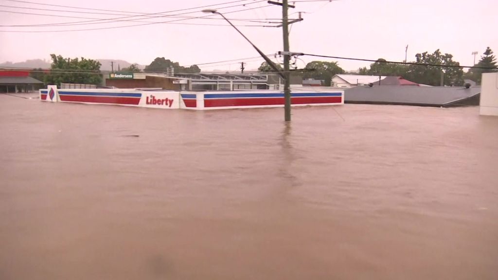 Lismore Flood Emergency Sees People Stranded On Roofs, Evacuation ...