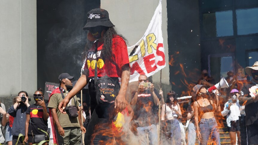 'We shouldn't have to stand here': Hundreds protest against Aboriginal deaths in custody