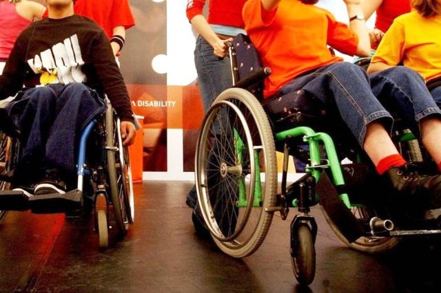 Младежи със специални нужди в инвалидни колички.