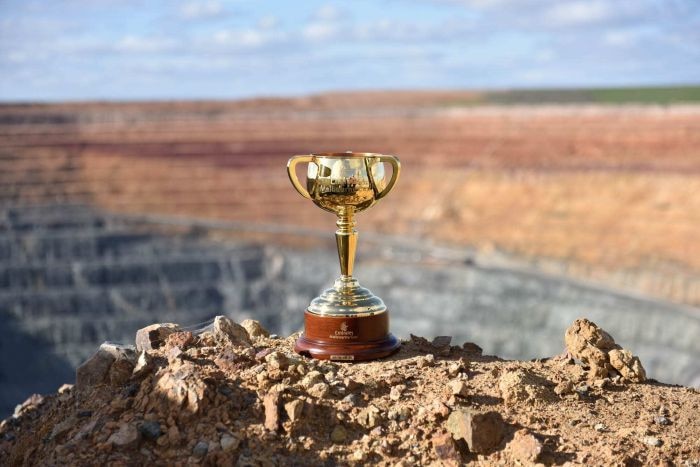 2016年墨尔本杯在材料产地Lake Cowal金矿展出。