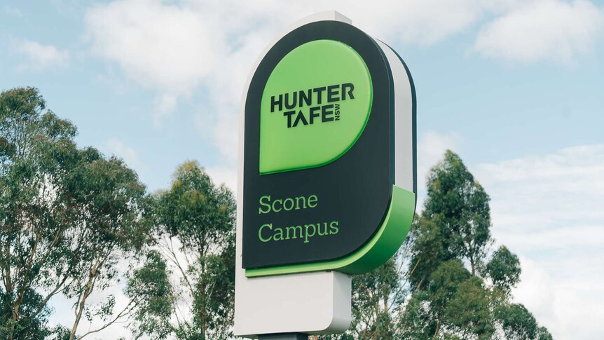 A black sign with "Scone campus" written on it in green.