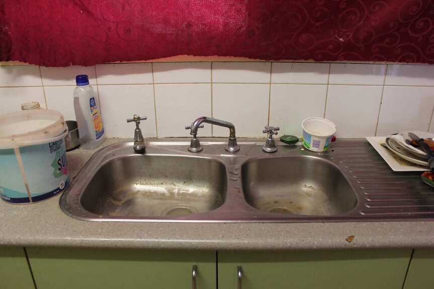 A sink with used dishes