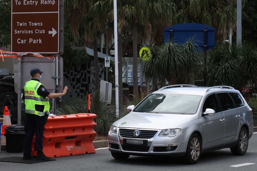 Queensland police officer stops car on NSW-Queensland border