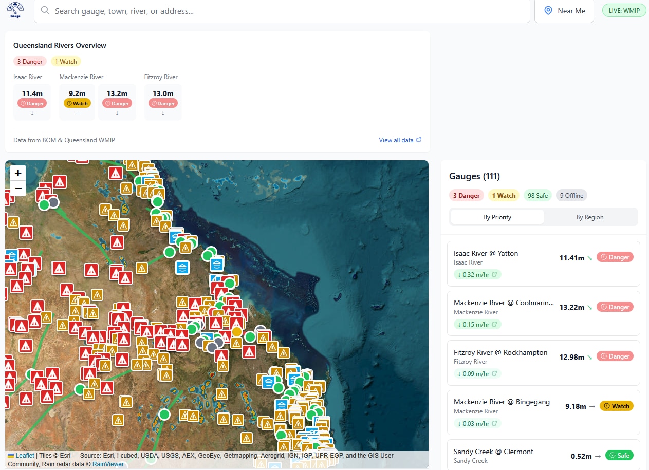 Un sitio web con un mapa de Queensland y advertencias a la izquierda y una lista de alturas de los ríos a la derecha.