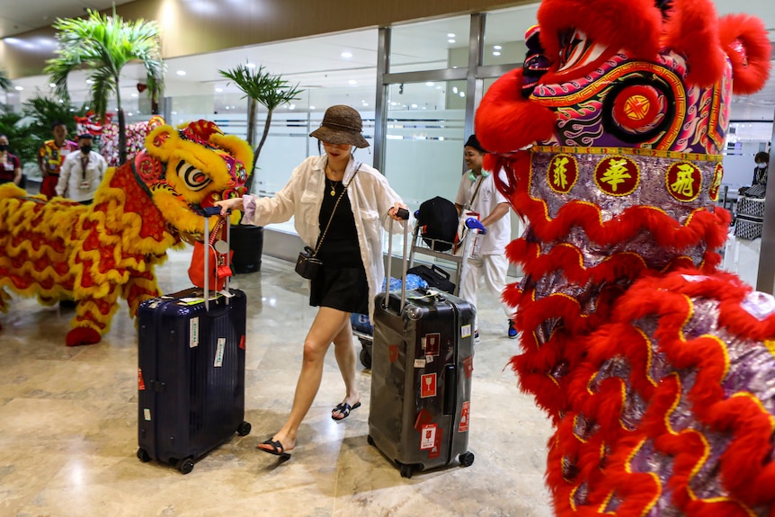 舞龙舞狮表演者在马尼拉尼诺阿基诺国际机场迎接中国游客