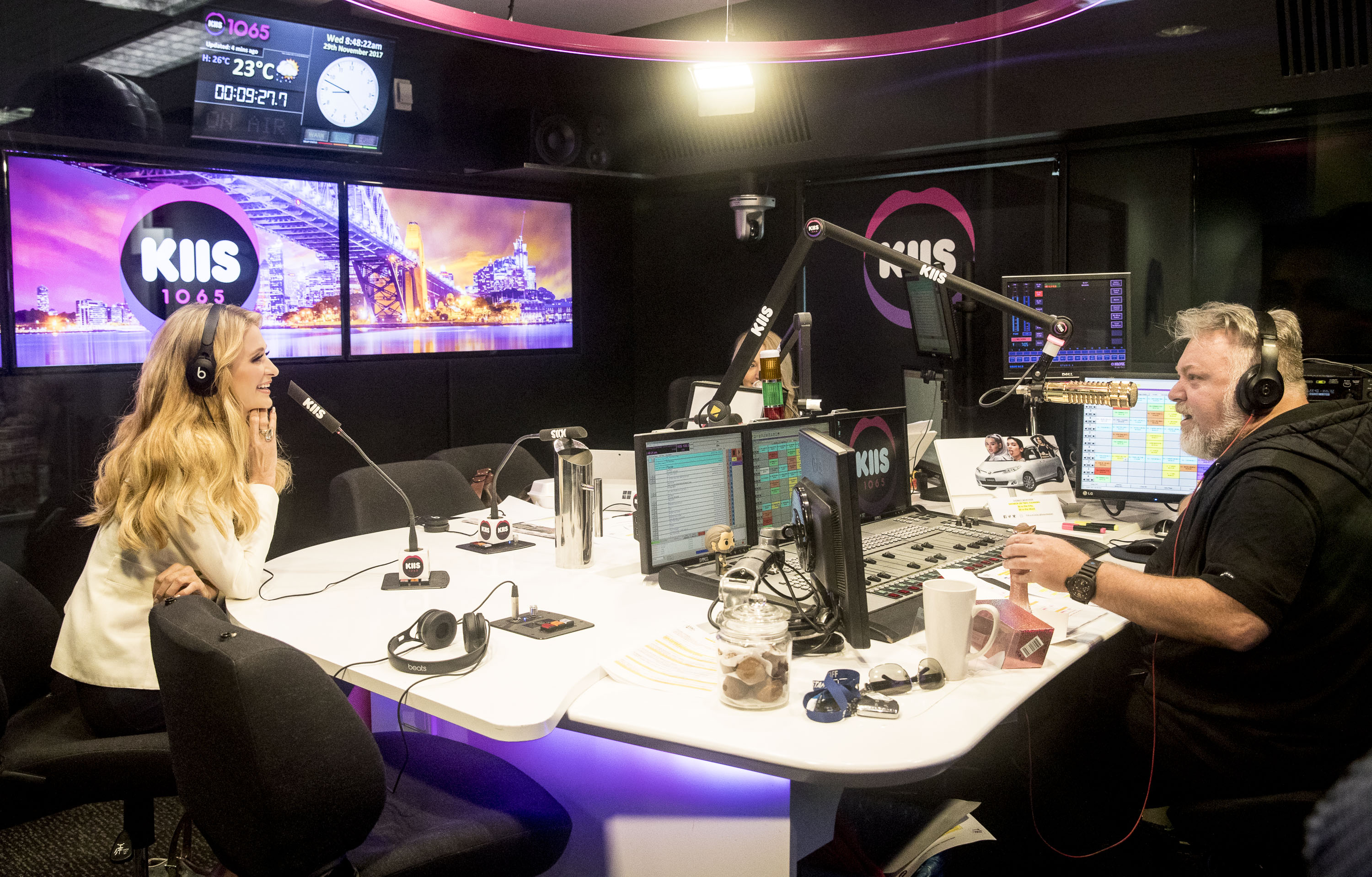 Una foto de Kyle Sandilands entrevistando a Paris Hilton en los estudios de KIIS FM.