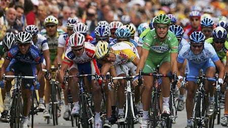 Robbie McEwen and Stuart OGrady make contact at the finish of the third stage