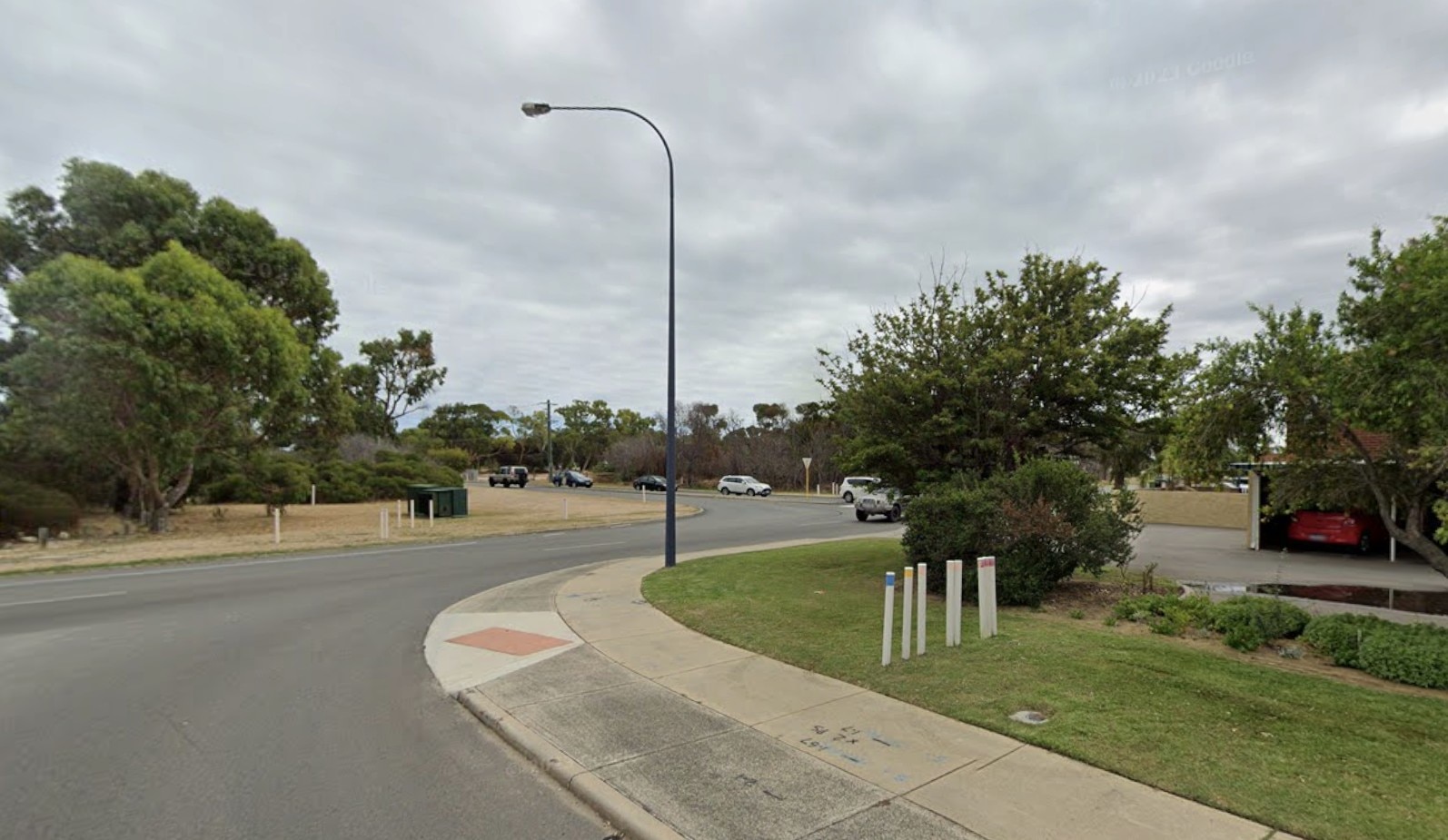 Un cruce con muy pocos coches.