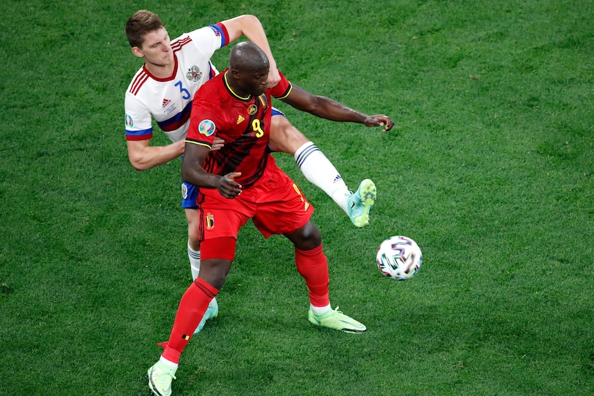 Romalu Lukaku utilise son corps pour empêcher un défenseur d'encercler le ballon
