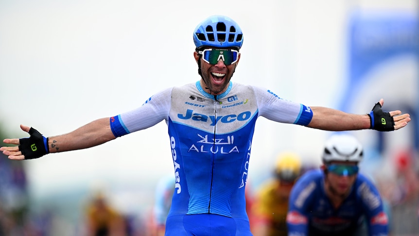 Michael Matthews remporte l’étape 3 du Giro d’Italia, Kaden Groves termine troisième, Remco Evenepoel conserve la tête