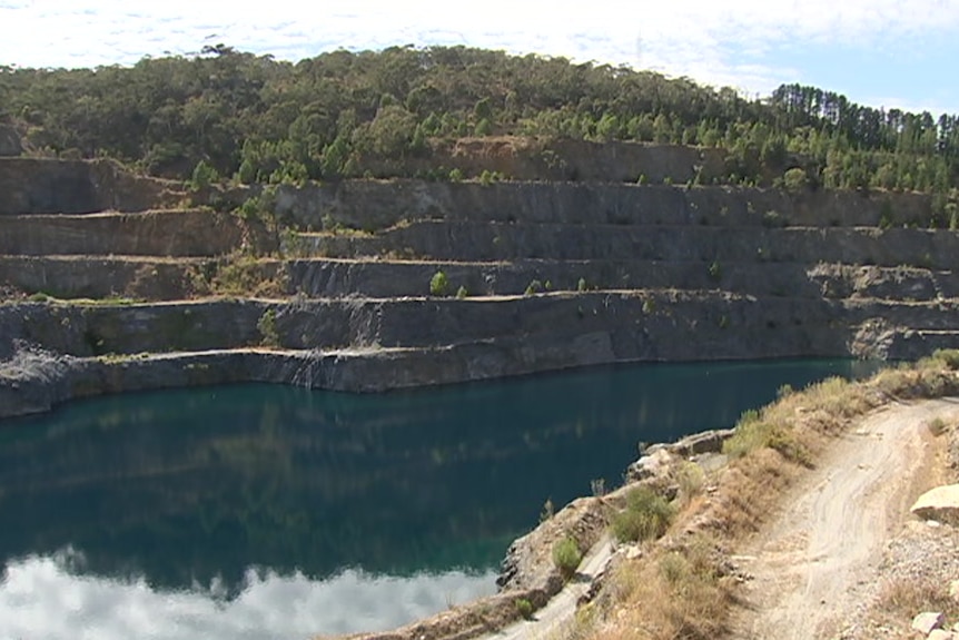 Un lac aux falaises découpées en terrasses