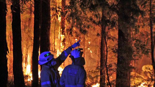 Firefighters battle Northcliffe bushfire in 2015.