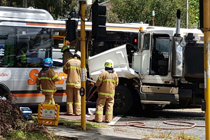 Truck hits a bus in Templestowe