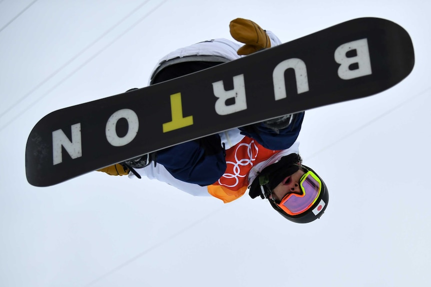 Ayumu hirano getting air in the men's snowboard halfpipe final at the Pyeongchang Olympic Winter Games.