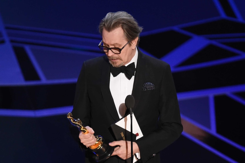 Gary Oldman accepts the award for best performance by an actor.
