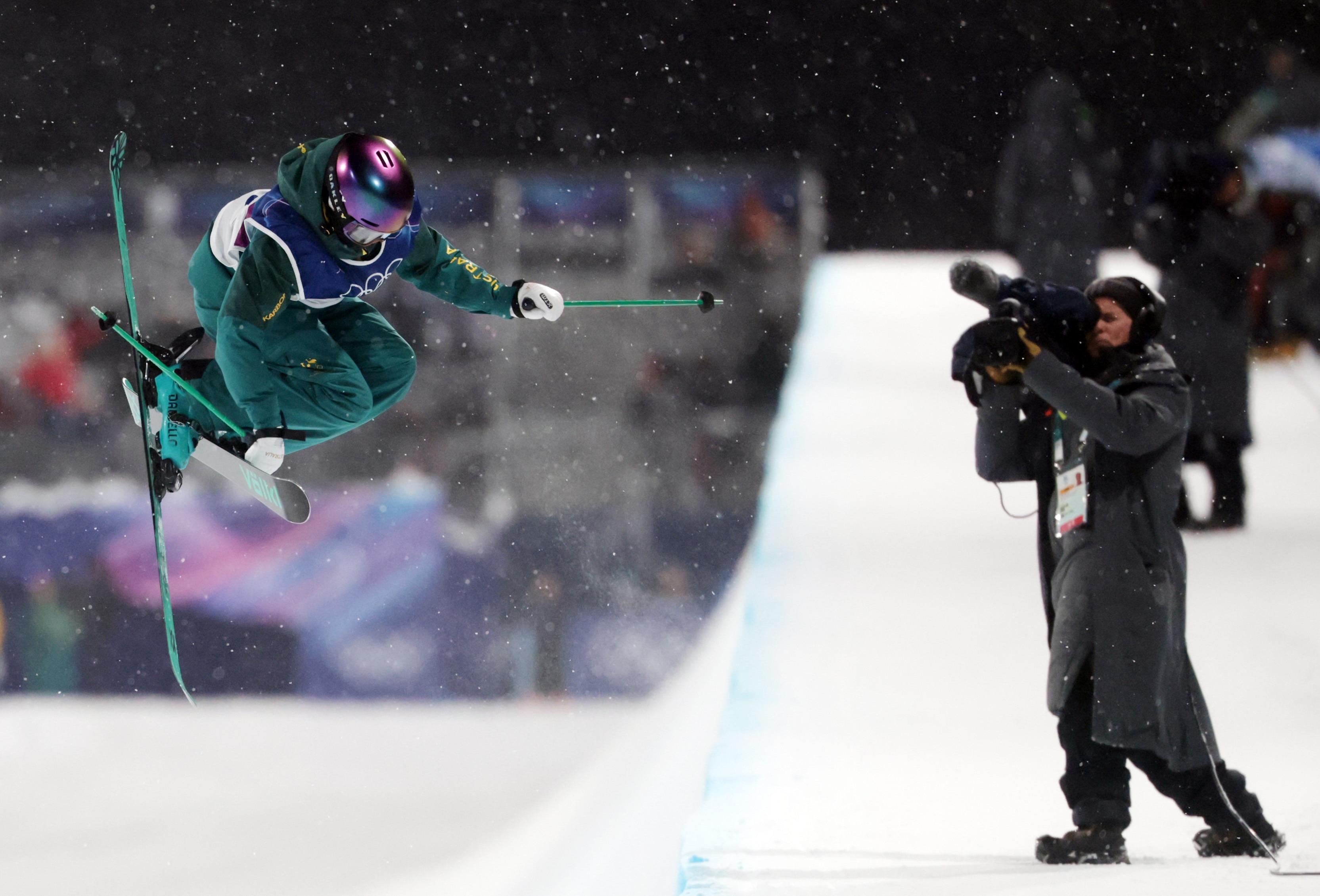 Uma câmera foca em Indra Brown