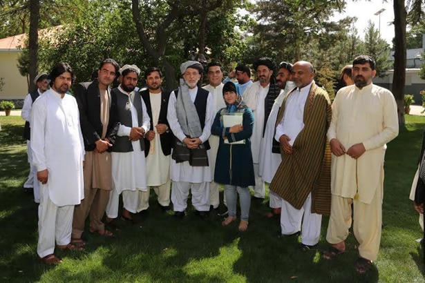 Mitra con un gruppo di uomini tra cui Harid Karzai, ex presidente dell'Afghanistan