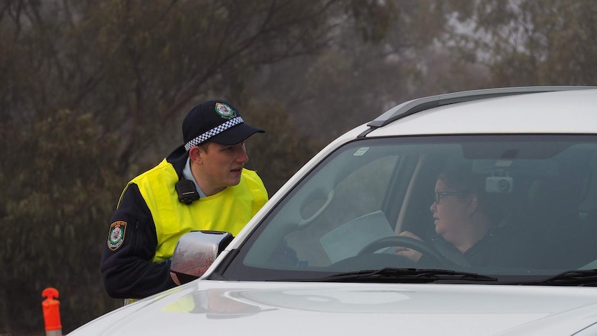 Police scrutinise a driver at George Chaffey Bridge in Buronga, NSW.