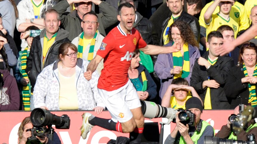 Ryan Giggs celebrates in front of Norwich fans