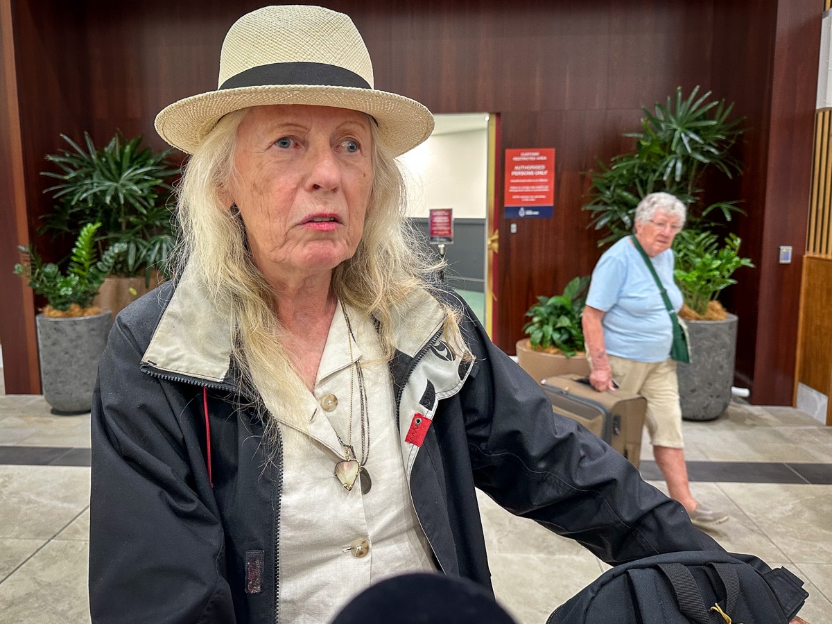 Uma mulher com chapéu de palha. 