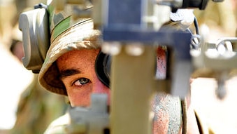 File photo: An Australian soldier looks through the gun sight of a 105mm L118 Hamel Gun (Getty Images: Ian Hitchcock)