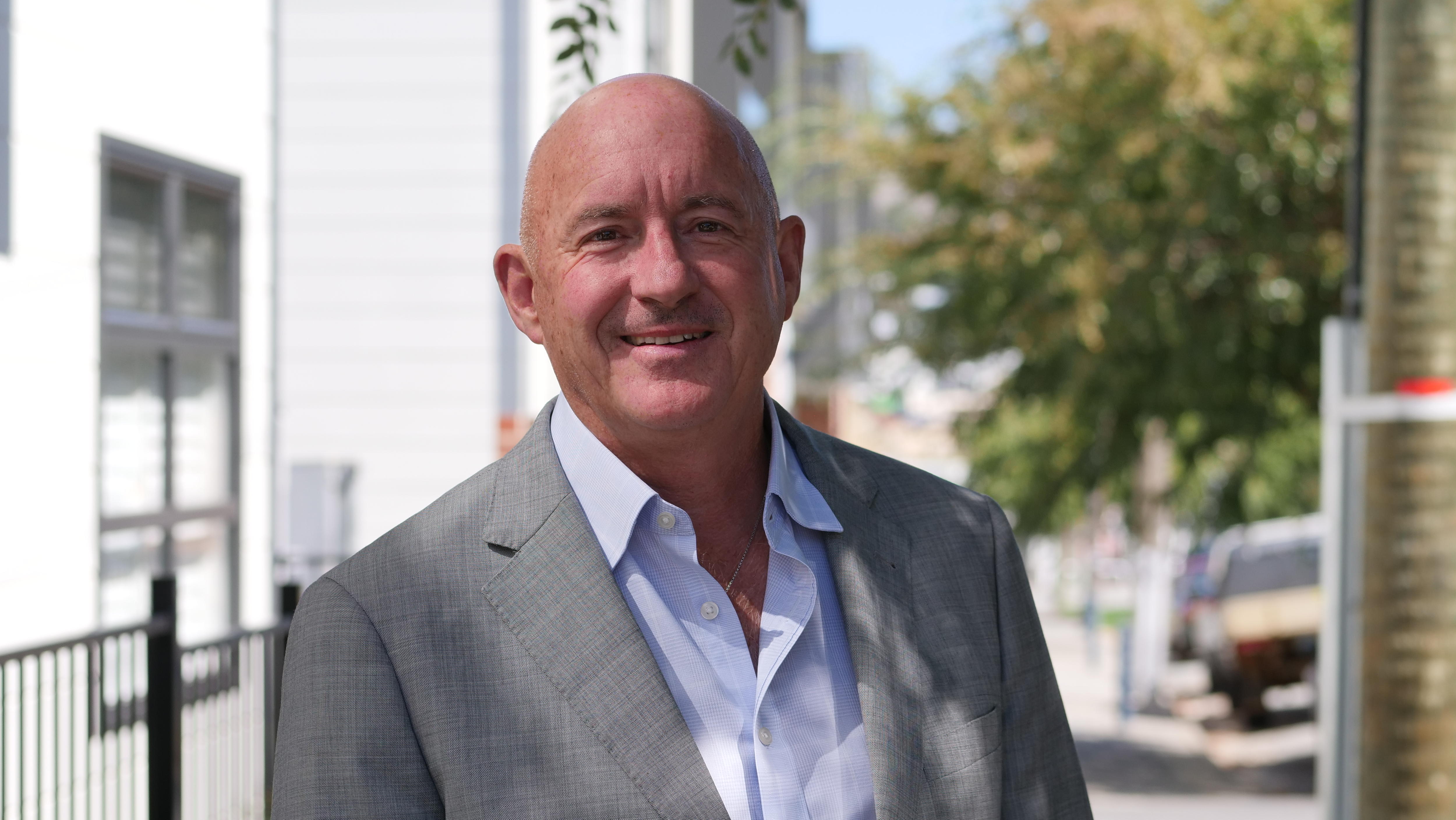 Scott Leary mira hacia una calle verde. 