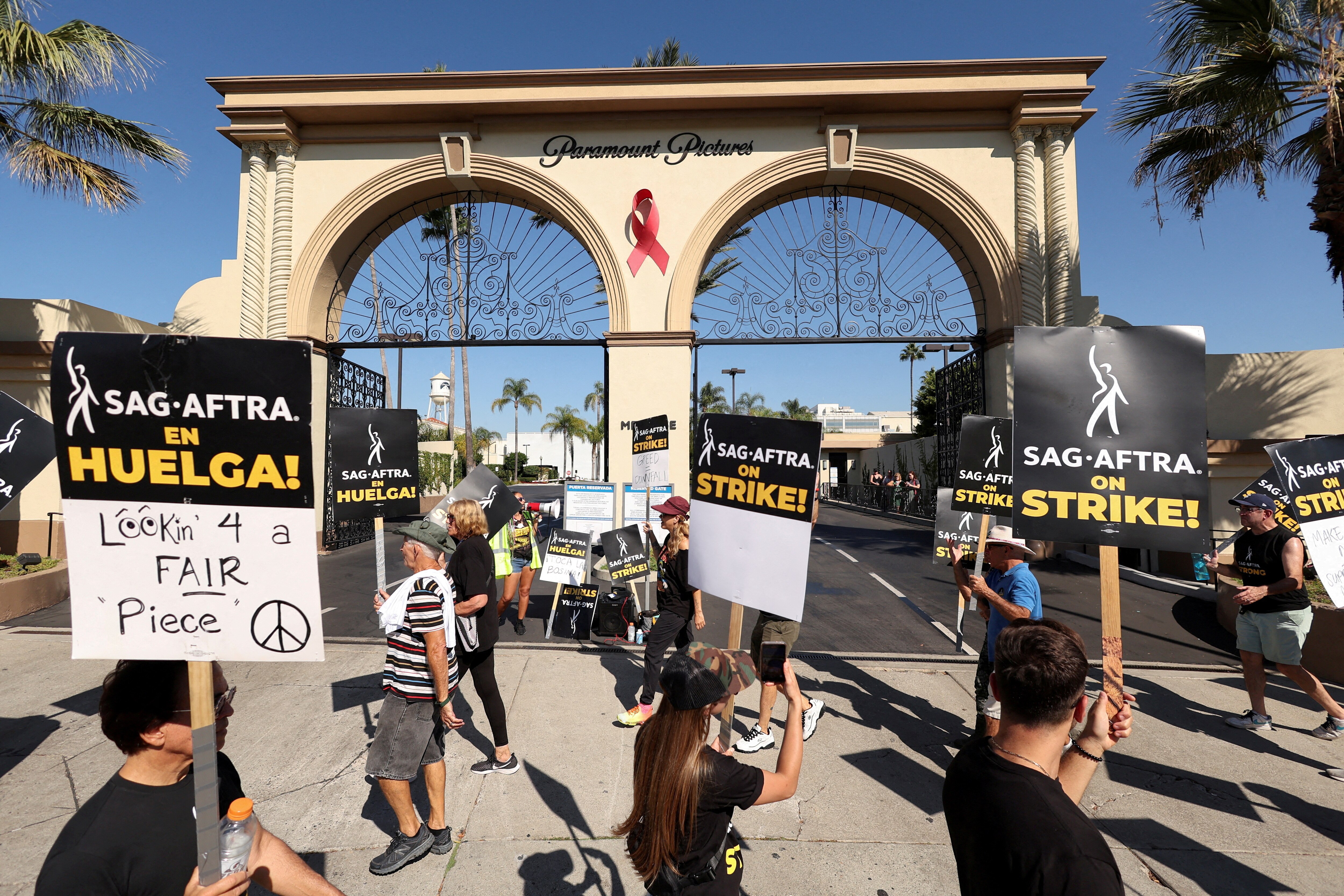 Striking Actors' Union SAG-AFTRA Announces Tentative Deal With Studios ...