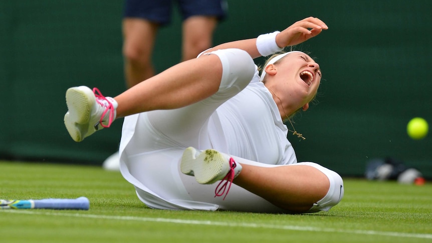 Victoria Azarenka falls on court at Wimbledon