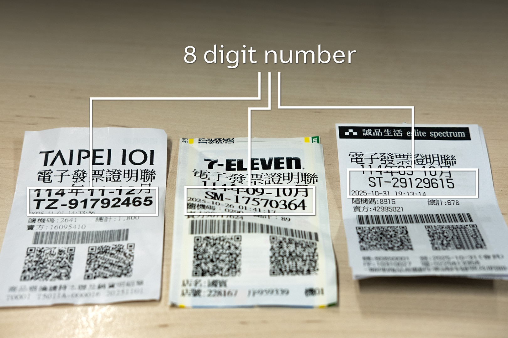 Hay tres recibos sobre una mesa de madera con números de 8 dígitos resaltados en la parte superior.
