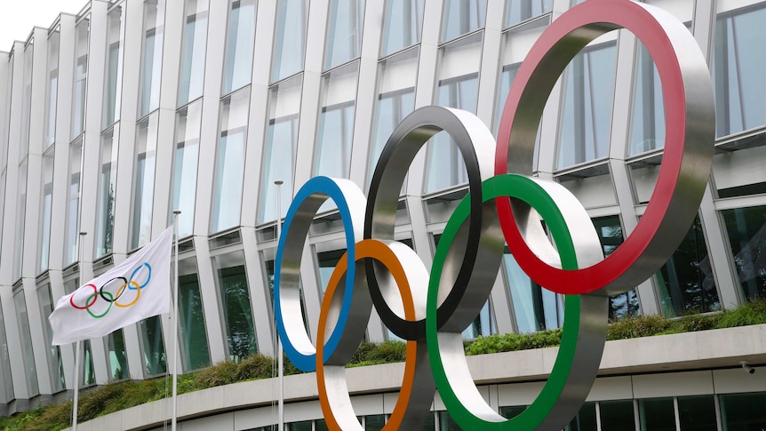 Les anneaux olympiques photographiés devant le siège du CIO à Lausanne, en Suisse.