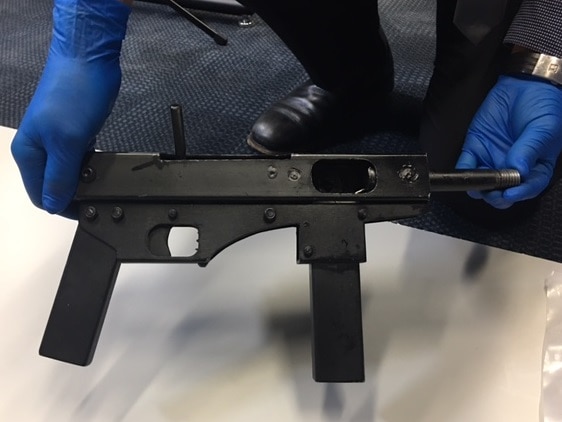 spørgeskema respons Outlook Five charged on Gold Coast after homemade machine guns, drugs found - ABC  News