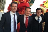 工党政界人士克里斯·明斯（Chris Minns）、克里斯·鲍文（Chris Bowen）和邓森（Sam Dastyari）在2015年的一次活动上。