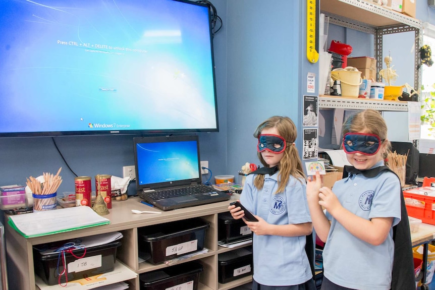 Maribyrnong Primary School students turning off monitor