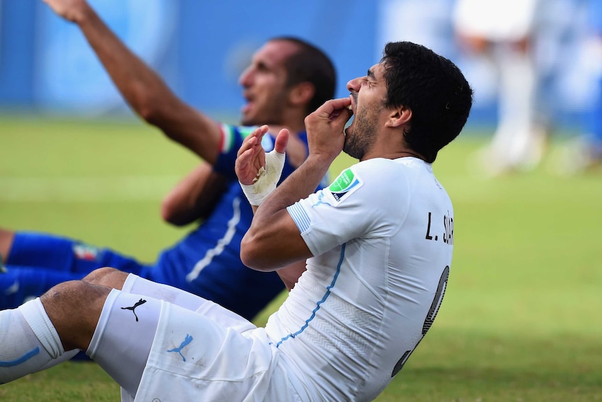 Suarez gestures after apparent bite on Chiellini