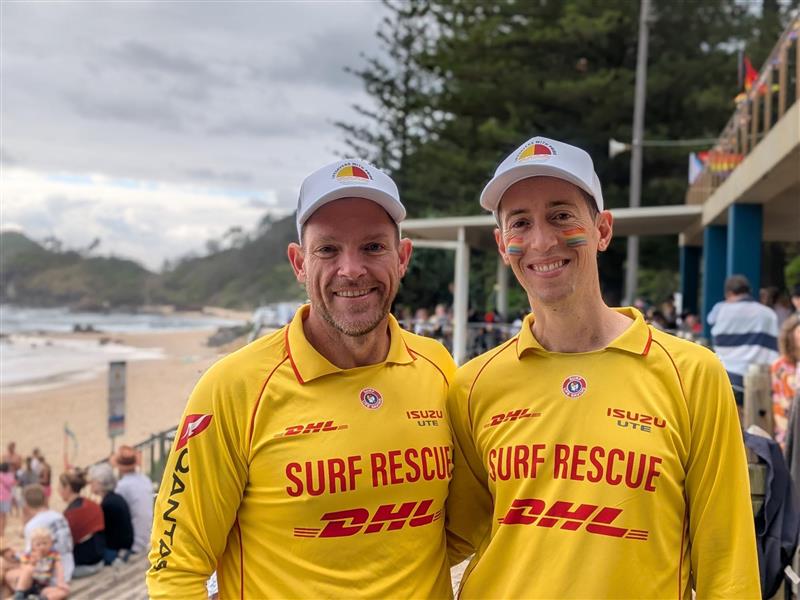 Dois voluntários salvando vidas