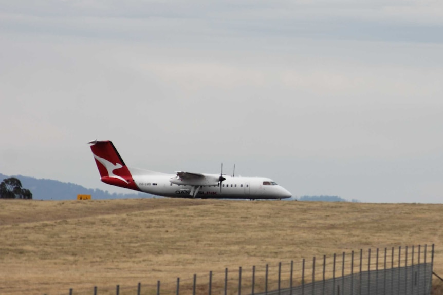 qantas plane landing