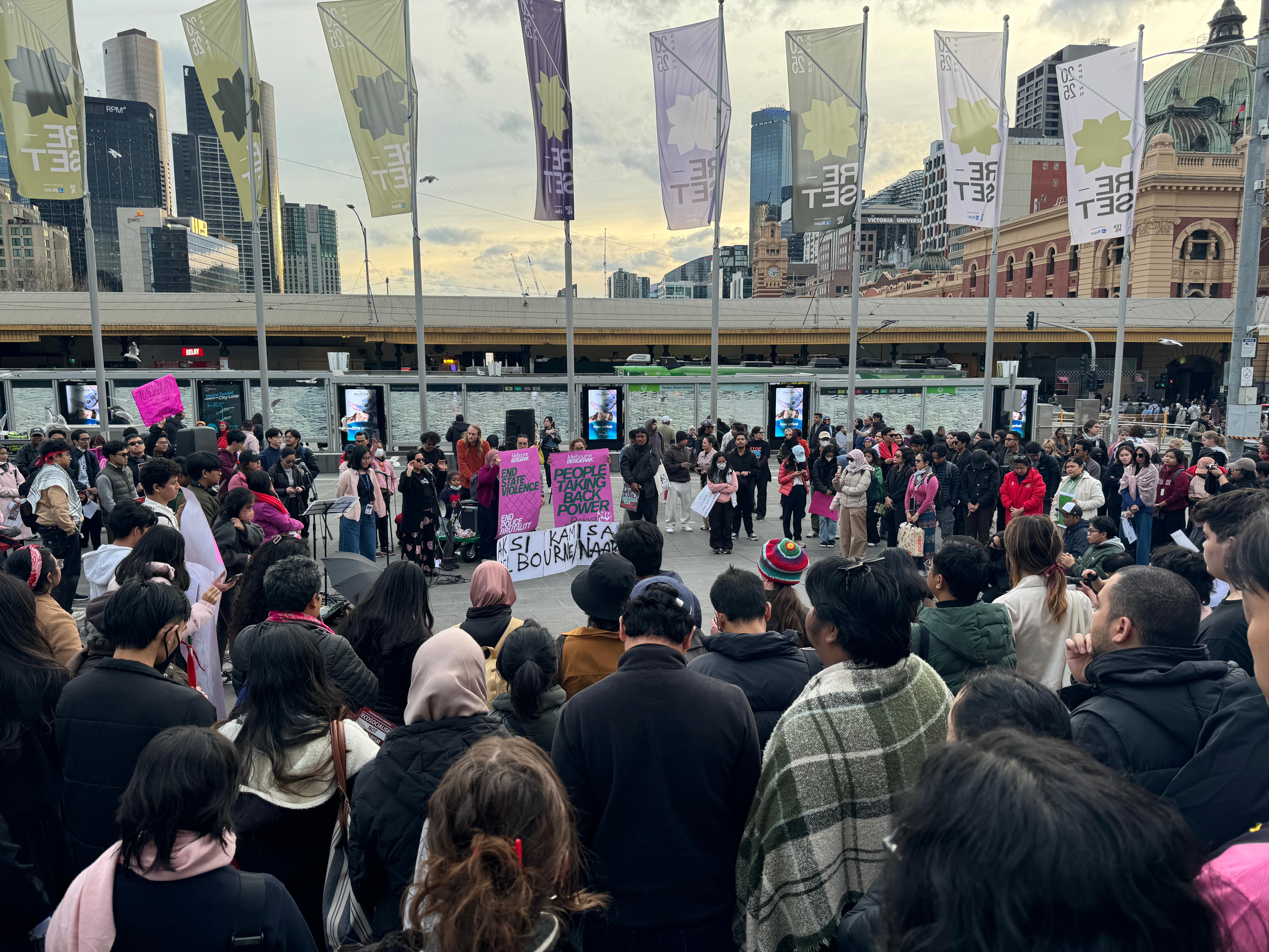 Melbourne Bergerak 1