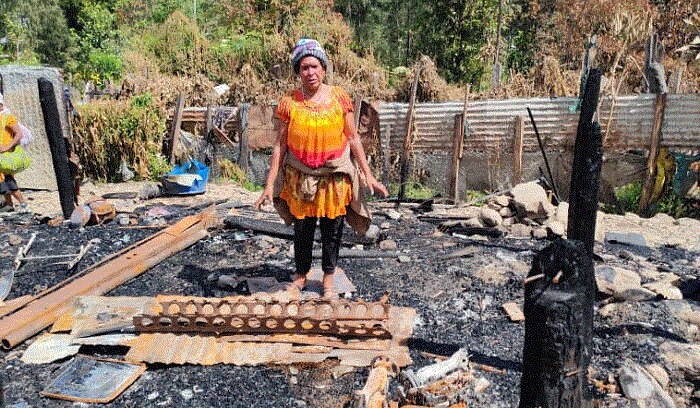 Anna Daniel na family i lusim olgeta samting taim oli kukim ol haus blong ol (Serah Erasi)