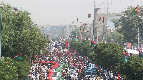 Crowds of supporters welcome Bhutto back to Pakistan