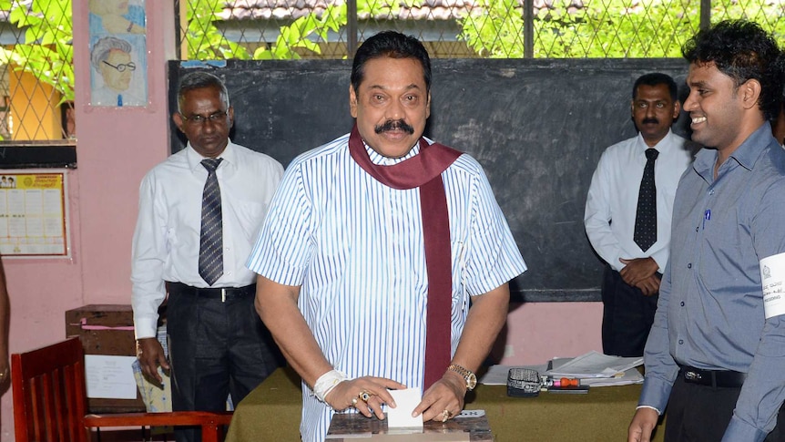 Mahinda Rajapakse votes in Sri Lanka 2015 election